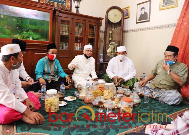 DUKUNG ERI CAHYADI: KH Abd Tawwab Hadlory dan pengurus FKNN Jatim dan Surabaya sepakat dukung Eri. | Foto: Barometerjatim.com/ROY HS