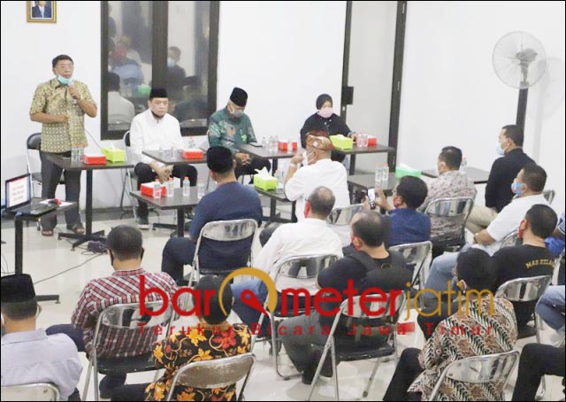 KONSOLIDASI: Nur Kholisoh rapat konsolidasi bersama elemen relawan pendukung Kelana-Astuti. | Foto: Barometerjatim.com/ROY HS