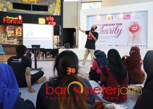 PELATIHAN: Peserta mengikuti pelatihan fotografi sekaligus dibangun rasa empati. | Foto: Barometerjatim.com/ROY HS