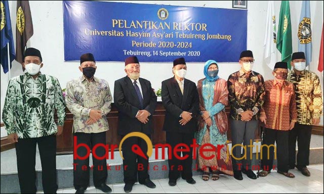 TERUSKAN GUS SHOLAH: Prof Haris Supratno dan dzurriyah Tebuireng usai pelantikan Rektor Unhasy. | Foto: Barometerjatim.com/IST