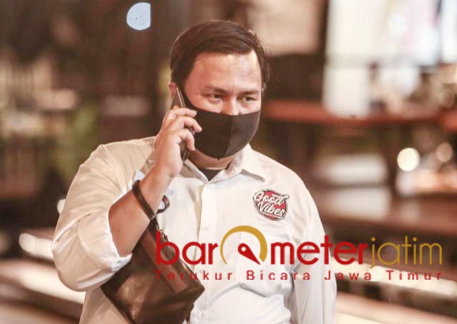 ERI-ARMUJI DISERANG HOAKS: Aprizaldi, ada yang membabi buta menyebar hoaks soal Eri-Armuji. | Foto: Barometerjatim.com/IST
