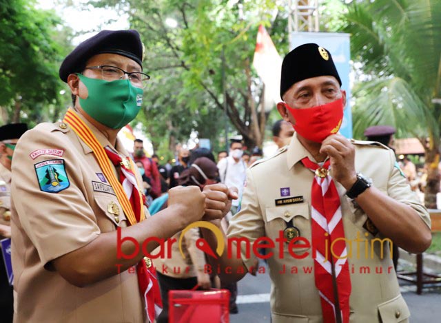 SALAM SINERGI: Gus Ipul (kiri) bersama Arum Sabil usai menghadiri acara Kwarda Gerakan Pramuka Jatim. | Foto: Barometerjatim.com/ROY HS
