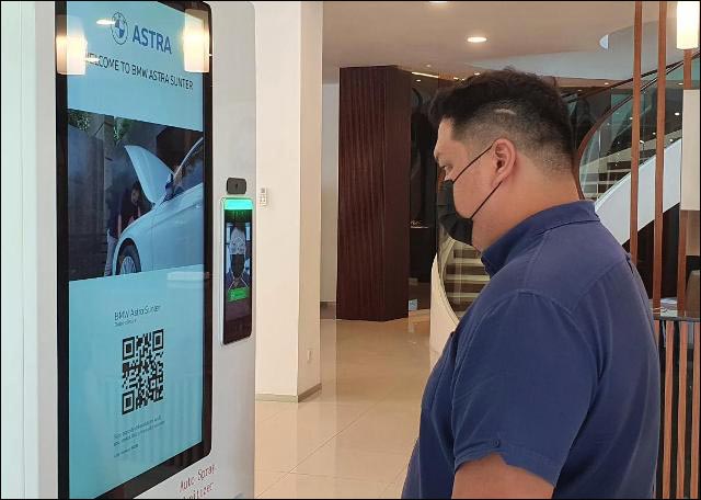 HINDARI KONTAK: Servis kendaraan melalui layar monitor di area tunggu minimalisir kontak langsung. | Foto: IST
