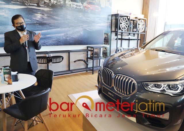 KOMPLET: Di BMW Luxury Store tersedia berbagai mobil BMW model terbaru hingga merchandise. | Foto: Barometerjatim.com/ROY HS