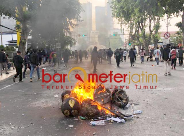 TURUN JALAN: Massa GMNI turut menolak UU Omnibus Law lewat aksi demonsrasi di Surabaya. | Foto: Barometerjatim.com/ANDRIANSYAH 