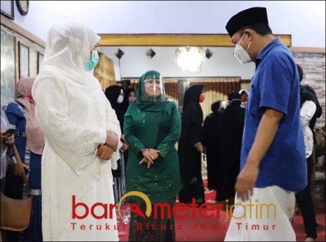 KELUARGA NU: Khofifah, Dwi Astutik, dan Gus Hans di rumah rumah duka almarhumah Nyai Hj Azah Asad. | Foto: Barometerjatim.com/ROY HS