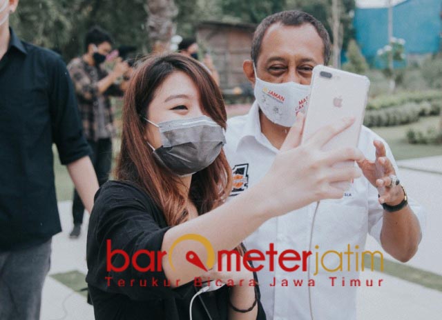 IDOLA MILENIAL: Milenial ajak Armuji foto bareng, diidolakan pimpin Surabaya bareng Eri Cahyadi. | Foto: Barometerjatim.com/ROY HS