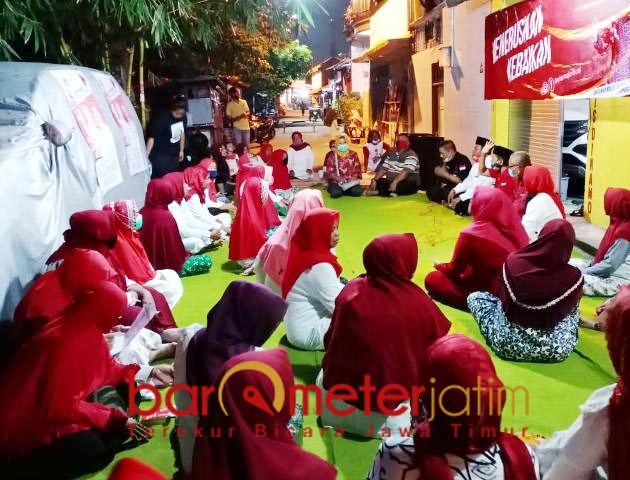 PILWALI SURABAYA: Emak-emak berada di barisan Eri-Armuji demi Surabaya semakin maju. | Foto: Barometerjatim.com/ROY HS