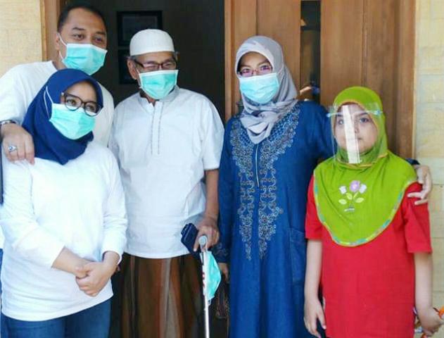 PILWALI SURABAYA: Cawali nomor satu, Eri Cahyadi bersama kerabatnya di kawasan Bubutan Surabaya. | Foto: Barometerjatim.com/ROY HS