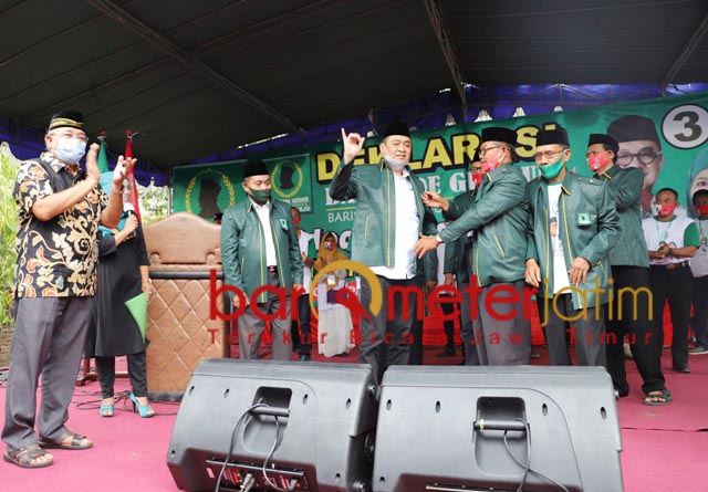 DUKUNGAN PENUH: Kelana Aprilianto disemati jas Barikade Gus Dur. Tanda dukungan di Pilbup Sidoarjo. | Foto: Barometerjatim.com/ROY HS