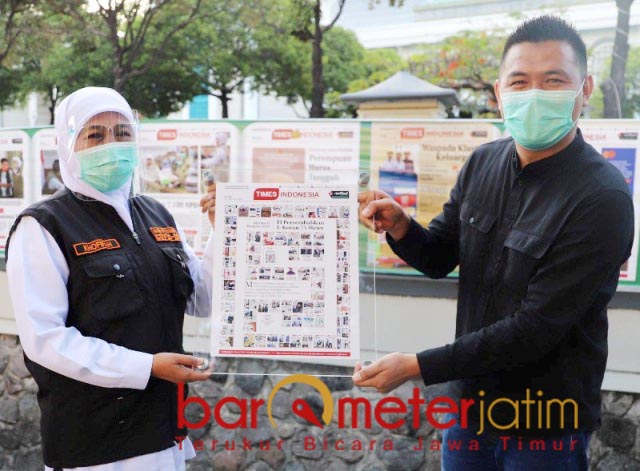 KADO: Kiagus Firdaus serahkan e-koran kado HUT ke-75 Pemprov Jatim kepada Khofifah. | Foto: Barometerjatim.com/ROY HS