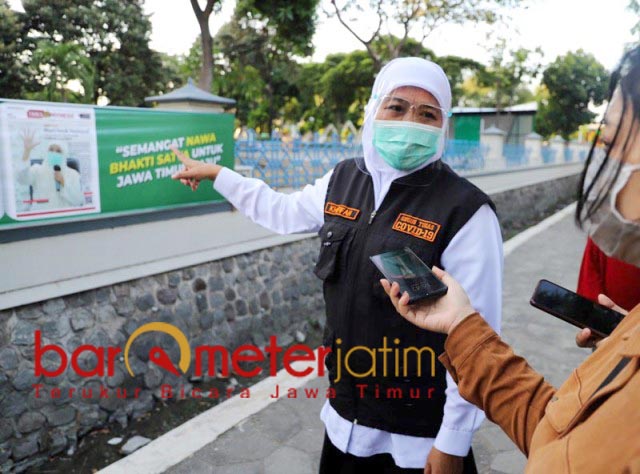 E-KORAN 75 METER: Khofifah, referensi informasi kepada masyarakat yang melintas di Masjid Al Akbar. | Foto: Barometerjatim.com/ROY HS