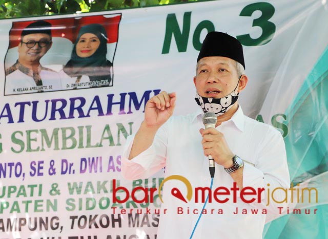 DUKUNGAN BERKELAS: Ahmad Khoiri, duet Kelana Aprilianto-Dwi Astutik hasil berembuk masyayikh. | Foto: Barometerjatim.com/ROY HS