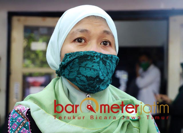 IKUTI CARA KHOFIFAH: Nur Kholisoh, adopsi pola Khofifah di Pilgub Jatim untuk memenangkan Kelana-Astutik. | Foto: Barometerjatim.com/ROY HS