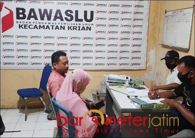 LAPOR PANWASCAM: Kader Muslimat NU laporkan kubu Muhdlor-Subandi ke Panwascam Krian. | Foto: Barometerjatim.com/ROY HS