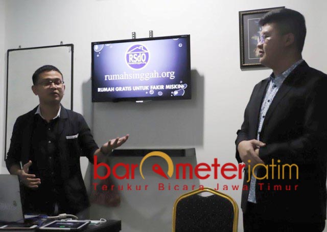 JIWA SOSIAL: Stefanus Bayu Angga (kiri) dan Matthew Nyoto, milenial berjiwa sosial. | Foto: Barometerjatim.com/ROY HS