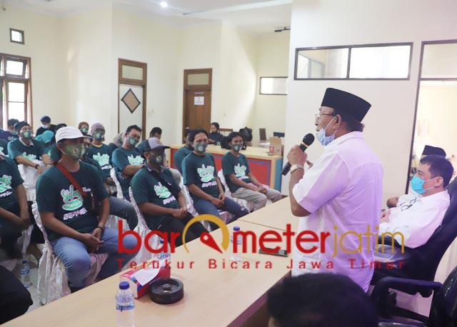 PENUH SEMANGAT: Haji Masnuh turut bakar semangat Sidorjo Muda Berkelas dalam menangkan Kelana-Astutik. | Foto: Barometerjatim.com/ROY HS