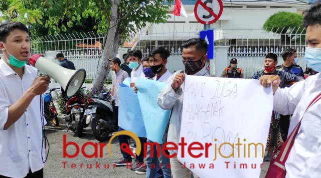 DUKUNG RISMA: Anak-Anak Bu Risma Bersatu menggelar aksi damai, bentuk dukungan terhadap Risma. | Foto: Barometerjatim.com/ROY HS