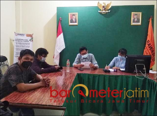 LAPOR BAWASLU: Duga bantuan BNPB dipakai kampanye, salah seorang warga melapor keBawaslu. | Foto: Barometerjatim.com/ROY HS