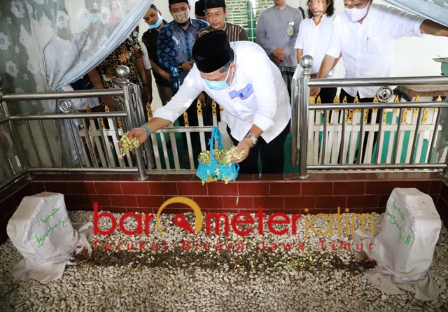 TABUR BUNGA: Fahri Hamzah tabur bunga di makam Syekh Umar Sumbawa dan KH Hasbullah. | Foto: Barometerjatim.com/ROY HS