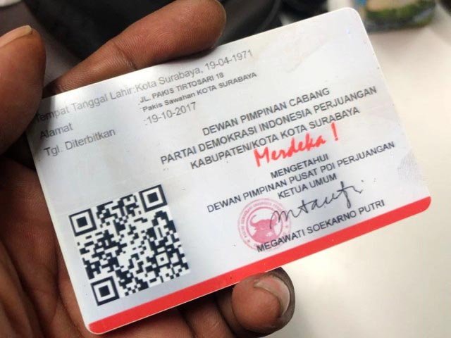 KTA PDIP: Sisi belakang KTA PDIP atas nama Jagad Hariseno bertanda tangan Ketum Megawati. | Foto: Barometerjatim.com/ROY HS