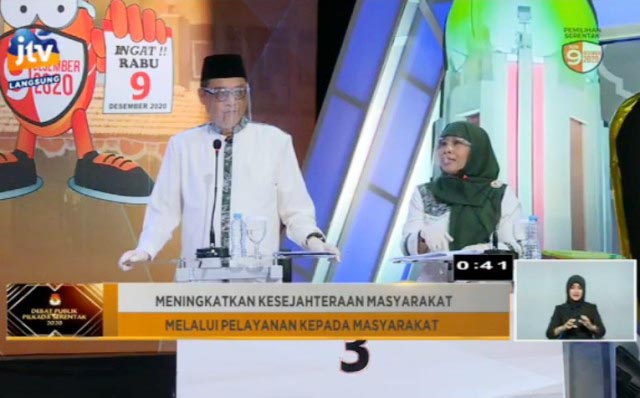 CECAR LAWAN DEBAT: Dwi Astutik (kanan) dan kelana, cecar Muhdlor-Subandi soal anak telantar. | Foto: IST/JTV