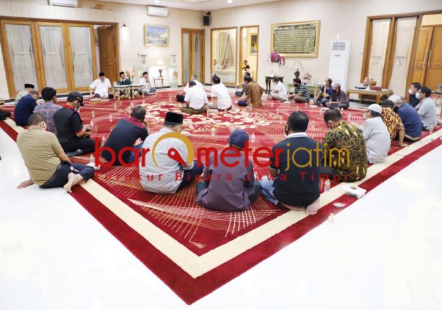 AKRAB DAN SANTAI: Warga perumahan Deltasari, menaruh harapan besar kepada Kelana-Astutik. | Foto: Barometerjatim.com/ROY HS