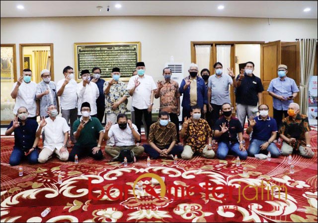 DOAKAN MENANG: Warga Deltasari foto bersama Kelana sambil menunjukkan tiga jari tanda dukungan. | Foto: Barometerjatim.com/ROY HS