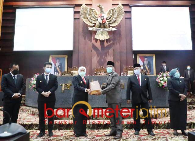 RAPABD TURUN: Khofifah menyerahkan nota keuangan kepada pimpinan DPRD Jatim. | Foto: Barometerjatim.com/ABDILLAH HR