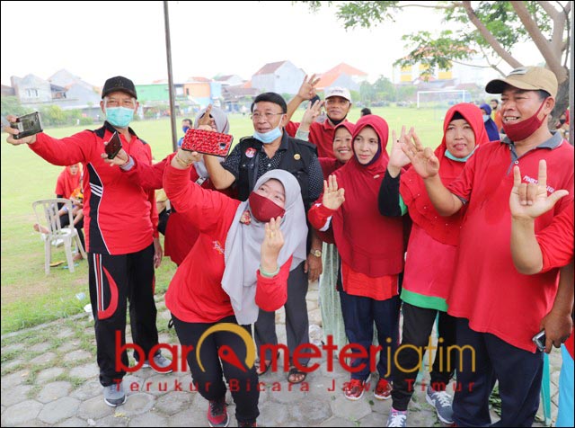 SAMBUTAN MERIAH: Haji Masnuh mendapat sambutan hangat dan meriah dari warga Pepelegi, Waru. | Foto: Barometerjatim.com/ROY HS