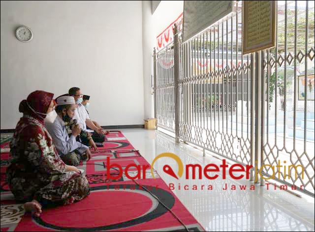 ZIARAH: Risma ziarah ke pesarean KHR As'ad Syamsul Arifin di kompleks Ponpes Salafiyah Syafi'iyah. | Foto: Barometerjatim.com/ROY HS