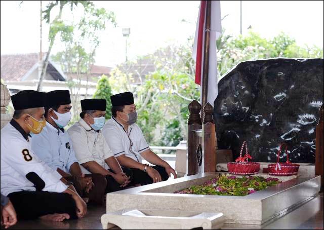 PILKADA 2020: Ziarah ke makam Bung Karno di Blitar menjadibagian dari salah satu roadshow PKS Jatim. | Foto: Barometerjatim.com/IST