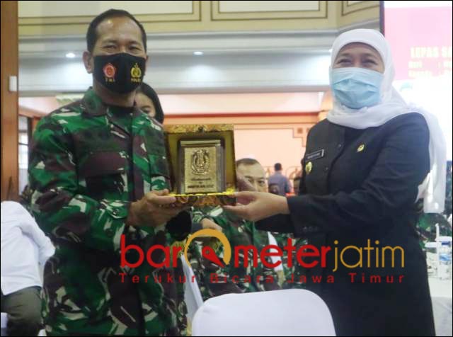 PELEPASAN: Khofifah memberi cendera mata kepada Mayjen TNI (Pur) Widodo Iryansyah. | Foto: Barometerjatim.com/ROY HS