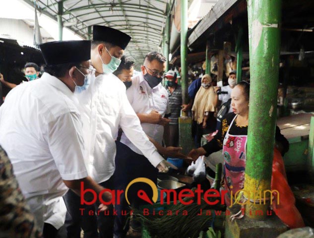 BELANJA: Kelana belanja sayuran di Pasar Taman sekaligus serap aspirasi pedagang. | Foto: Barometerjatim.com/ROY HS