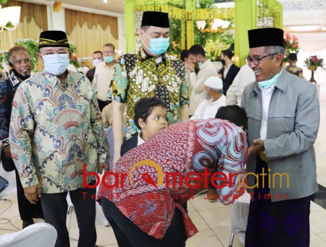 HAJATAN: (Dari kanan) KH Rofiq Siroj, Kelana Aprilianto, dan Haji Masnuh di acara pernikahan putri Najib Martak. | Foto: Barometerjatim.com/ROY HS