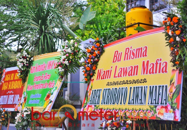 BENTUK DUKUNGAN: Balai Kota Surabaya dibanjiri karangan bunga dukungan untuk Risma. | Foto: Barometerjatim.com/ROY HS