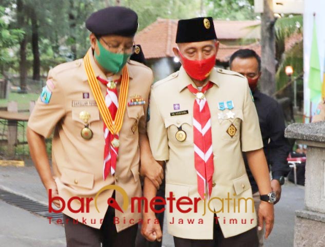 KOMPAK DI ACARA PRAMUKA: Gus Ipul menggandeng erat lengan Arum Sabil di acara East Java Green Scout Innovation. | Foto: Barometerjatim.com/ROY HS