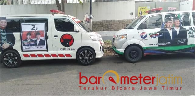 TAK PATUH: Anugrah Ariadi, sempat menempel ambulans berlogo PDIP bergambar Whisnu dengan poster Maju. | Foto: Barometerjatim.com/ROY HS