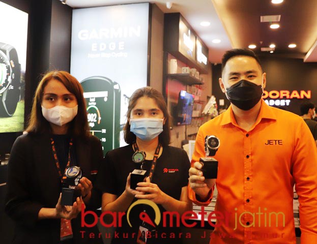 JAM TANGAN KESEHATAN: Jhonny Thio Doran (kanan), tunjukkan jam tangan kesehatan Garmin. | Foto: Barometerjatim.com/ROY HS