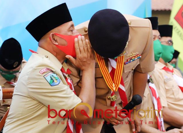 BERBISIK: Arum Sabil berbisik ke Gus Ipul saat launching East Java Green Scout Innovation. | Foto: Barometerjatim.com/ROY HS