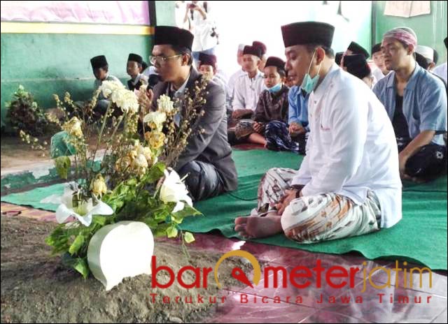 ZIARAHI ORANG TUA GUS HANS: Eri Chayadi ziarah ke makam KH Asad Umar dan Nyai Azzah, orang tua Gus Hans. | Foto: Barometerjatim.com/ROY HS