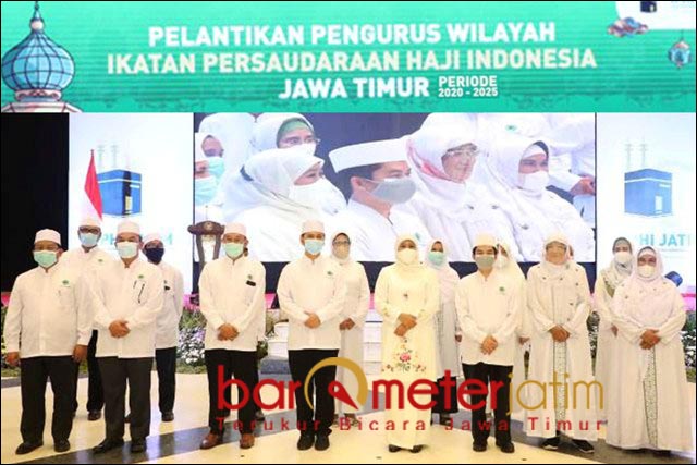 PERSAUDARAAN HAJI: Khofifah bersama pengurus harian IPHI Jatim 2020-2025. | Foto: Barometerjatim.com/ROY HS