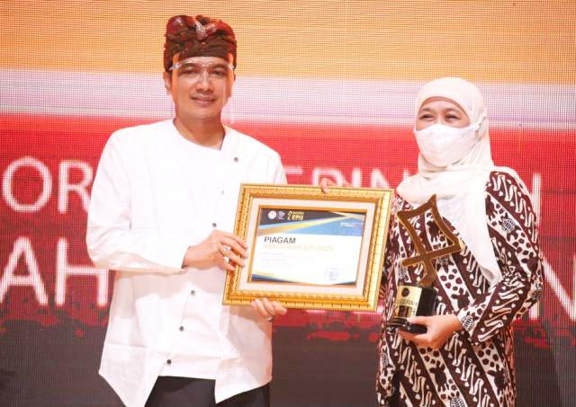 PENGHARGAAN KE-83: Khofifah menerima penghargaan ke-83 dari KPI RI di Jakarta, Kamis (10/12/2020). | Foto: Barometerjatim.com/IST
