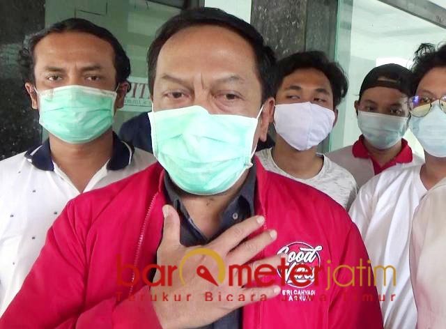 LAPOR KE POLRESTABES: Anas Karno, penyeranga markas Taruna Merah Putih (TMP) tindakan teror. | Foto: Barometerjatim.com/ROY HS