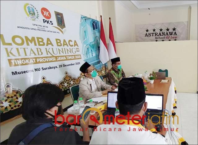 VIRTUAL: Para juri menilai peserta lomba baca kitab kuning yang digelar PKS Jatim. | Foto: Barometerjatim.com/ROY HS