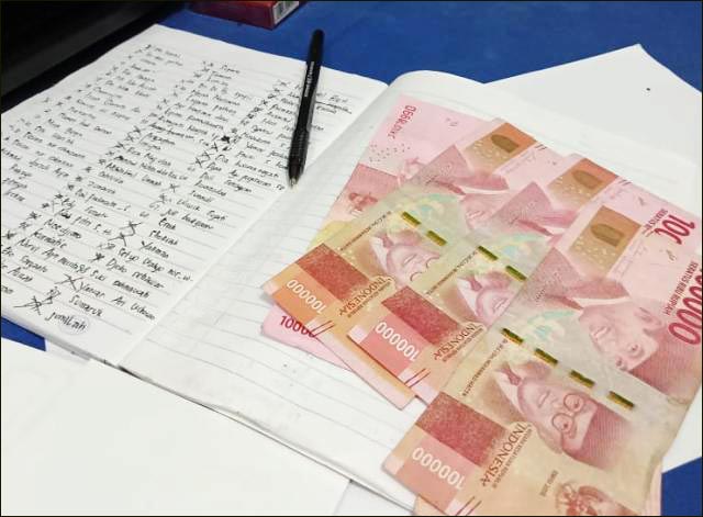 POLITIK UANG: Catatan penerima dan uang Rp 1,4 juta yang diamankan untuk ditindaklanjuti Panwascam. | Foto: Barometerjatim.com/IST