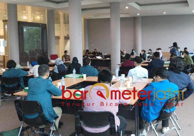 SAMBUTAN ANTUSIAS: Perwakilan berbagai perguruan tinggi ikuti kursus kader kebangsaan UNesa. | Foto: Barometerjatim.com/IST