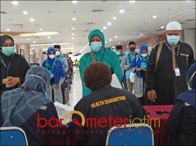 BERKAS KESEHATAN: Jamaah umroh melewati proses validasi surat kesehatan di T2 Bandara Juanda. | FOTO: Barometerjatim.com/ROY HS