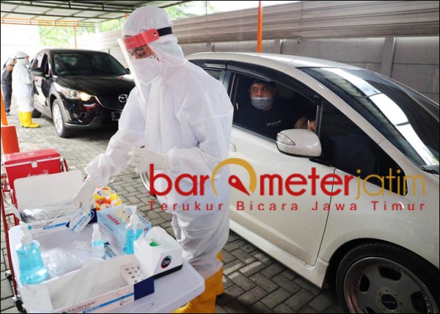 DARI MOBIL AJA: Tak perlu ke rumah sakit atau laboratorium, di Neo Clinic Swab PCR bisa dari dalam mobil. | Foto: Barometerjatim.com/ROY HS