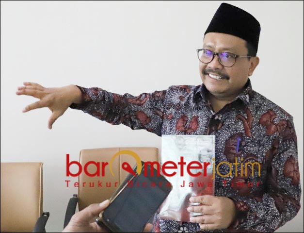 KRITIK RISMA: Prof Masud, tak bisa setiap hari Risma temui satu per satu tunawisma. | Foto: Barometerjatim.com/ROY HS